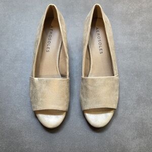 AEROSOLES Women's Gold Loafers
